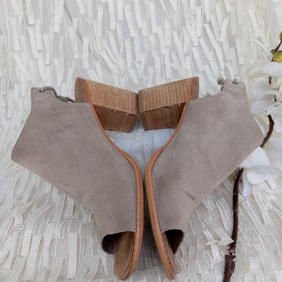 Toms 'Elba' Suede Heels - Picture 5 of 13